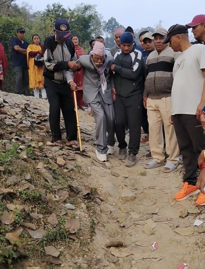 १०७ वर्षीय ज्येष्ठ नागरिकद्वारा मतदान 